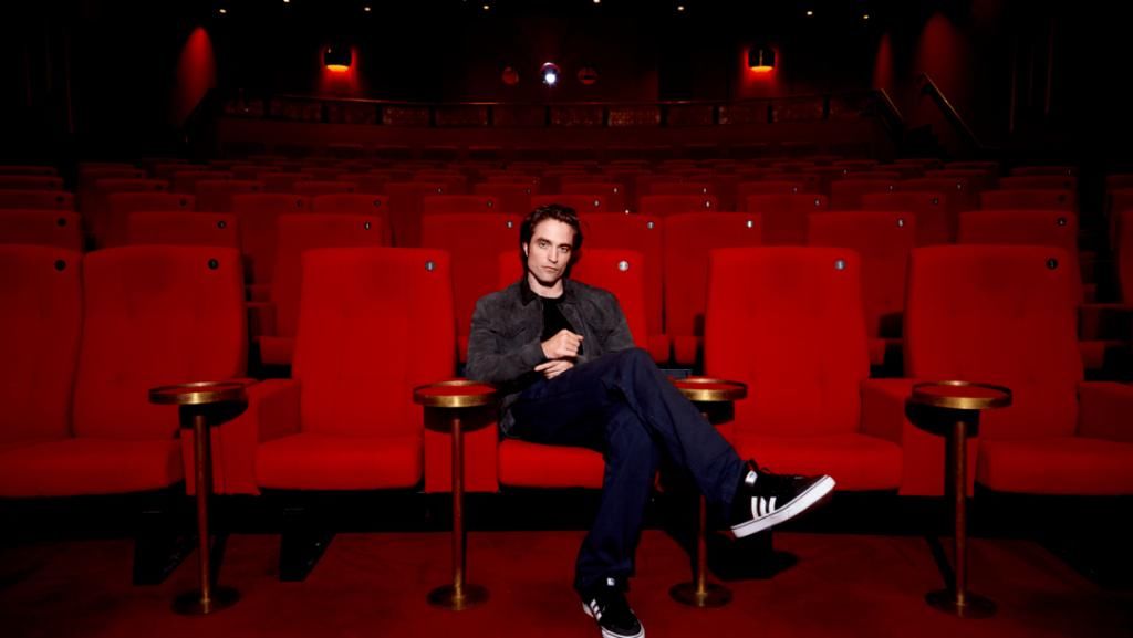  信条|《信条》来了！从暮光男到新蝙蝠侠，34岁罗伯特·帕丁森能翻身吗