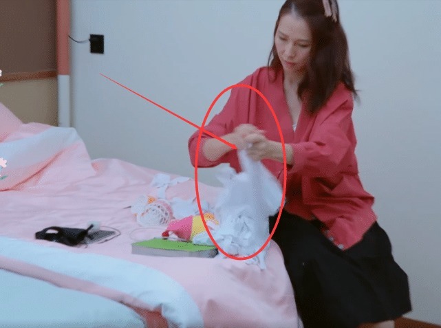 蔡少芬|蔡少芬胆子是有多大?短袖领子都敢剪,结果一穿上,其他老公愣住