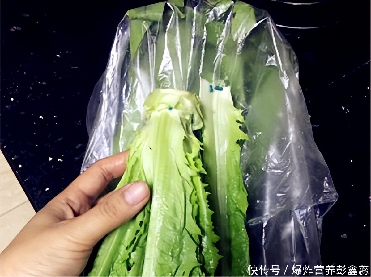 蔬菜里面有绿色的东西是什么(为什么绿色蔬菜上有很多蓝色粉末？这样的蔬菜还能不能吃？)