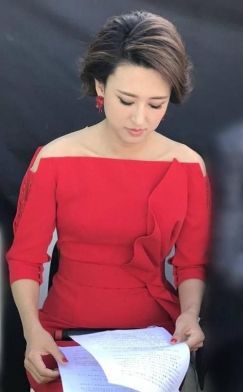 主持人|她是央视主持人，丈夫比她大20岁，站一起像父女