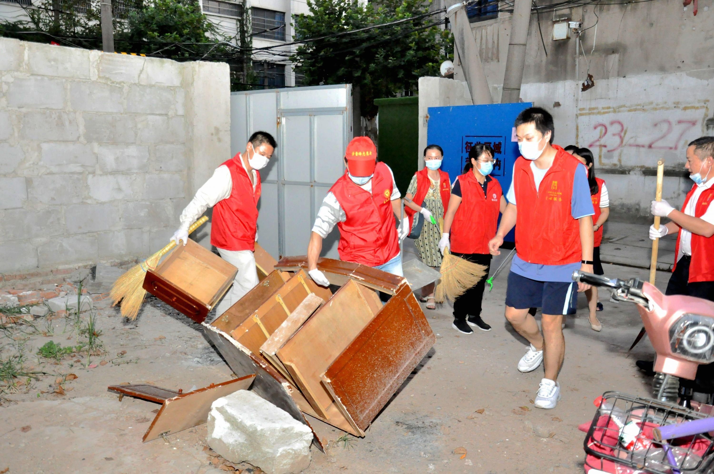 干部|每两个楼栋组建1支“服务队”，下沉干部包楼到户做实事