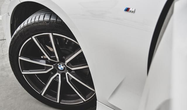  逃不出|逃不出“真香”定律！最便宜的宝马3系长轴版，开起来什么感觉？