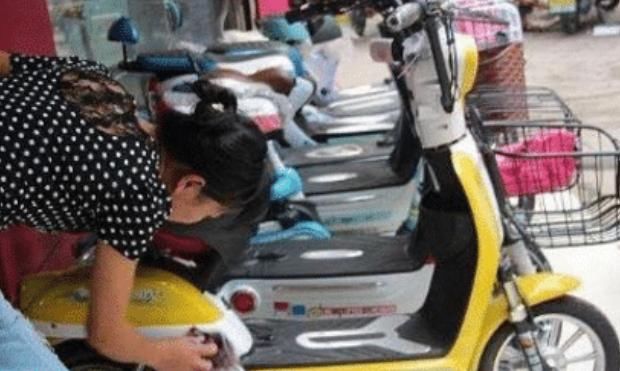  法院|男子偷电瓶车触电身亡，同伙不敢打120, 家属反向车主索赔25万？