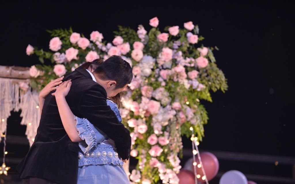 儿子|姜潮晒儿子近照，小家伙发量惊人，眼睛圆溜溜的，不知将来便宜哪家姑娘