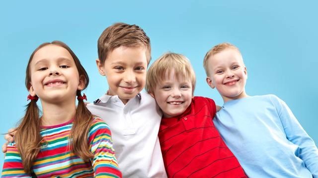 摆脱|孩子玩手机易上瘾！5招防止孩子手机依赖，3步助其摆脱手机控制