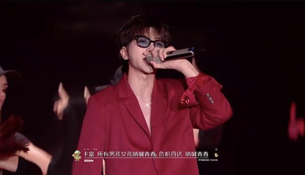  同台|万茜主持首秀闹笑话，抢话不断还暴露情商，自认跟何炅同台是他的荣幸