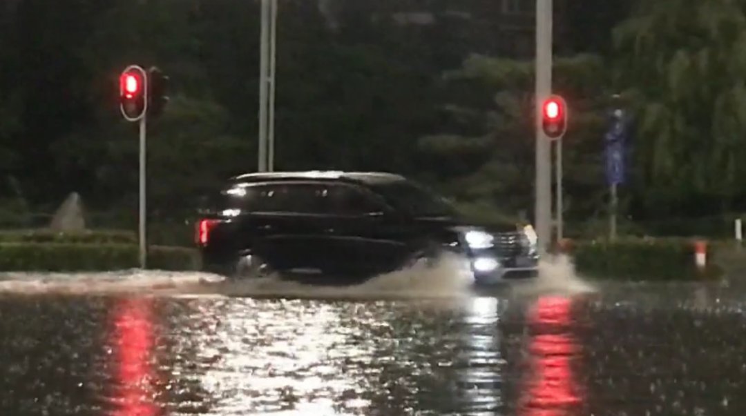  熄火|菏泽突降暴雨，多辆私家车水中熄火！有人在这个路口找到25个车牌！