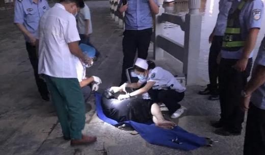 记者|突发!凌晨一女子爬上大桥,拿刀连划自己数刀后跳入河中