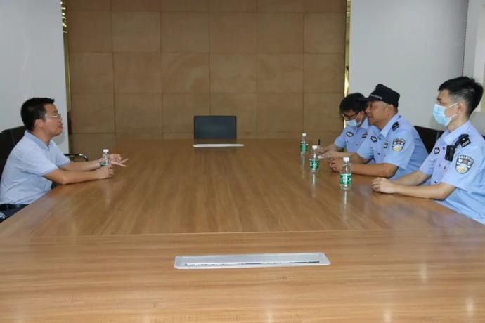  学校门口|两位女同学“偷放”的礼物，瞬间甜化了警察蜀黍们的心......