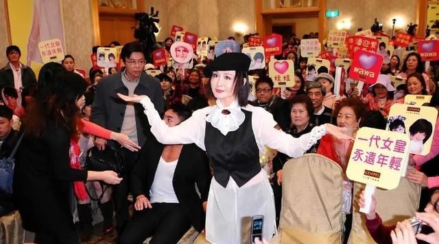 羡慕|年过七旬的潘迎紫依旧那么美，穿白衬衫配小马甲，这状态让人羡慕