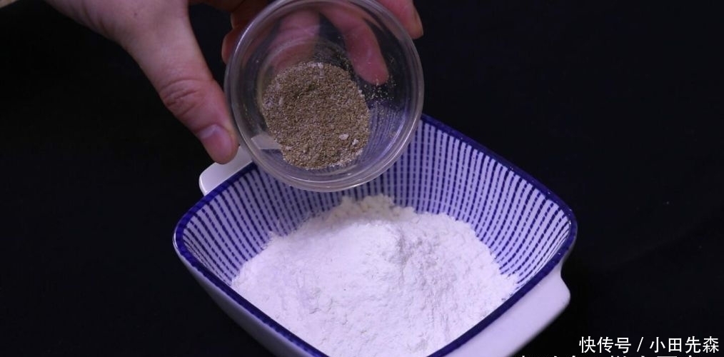 面粉|这是椒盐酥饼的做法，咸香可口，外皮超酥，轻轻一碰就掉渣