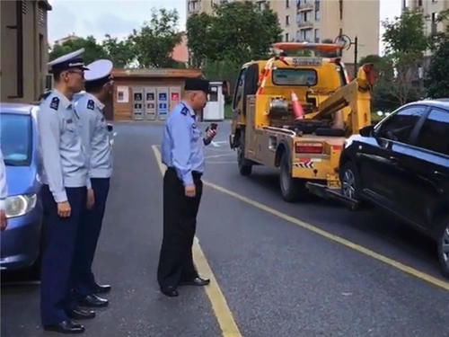 叫嚣|女司机占用消防通道停车，面对劝阻还叫嚣：消防车为啥非走我停的地方？