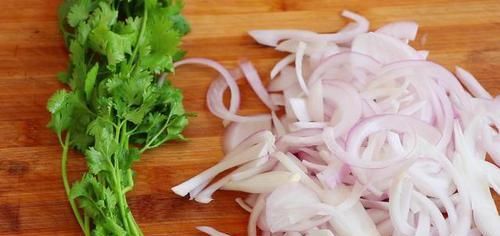  做法|洋葱拌木耳的家常做法，简单又美味，特别爽口