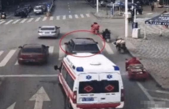  路虎|路虎车不为救护车让行？鸣笛70多秒却纹丝不动，路虎车主：我有隐情