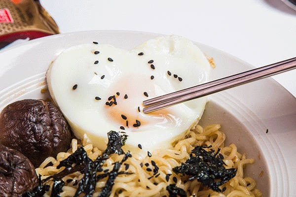  香嫩|煎荷包蛋时，有人用热油有人用凉油？大厨这样煎，难怪香嫩不粘锅