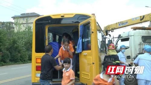  学生|校车发生交通事故 教科书的操作是这样的