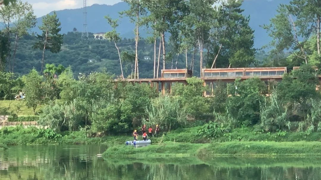 陷入|松阳俩女子入河抓螺蛳,结果脚陷入泥土,动弹不得……