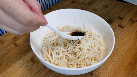 辅料|葱油拌面,分三步就能搞定,从葱油到煮面,好吃的技巧如此简单