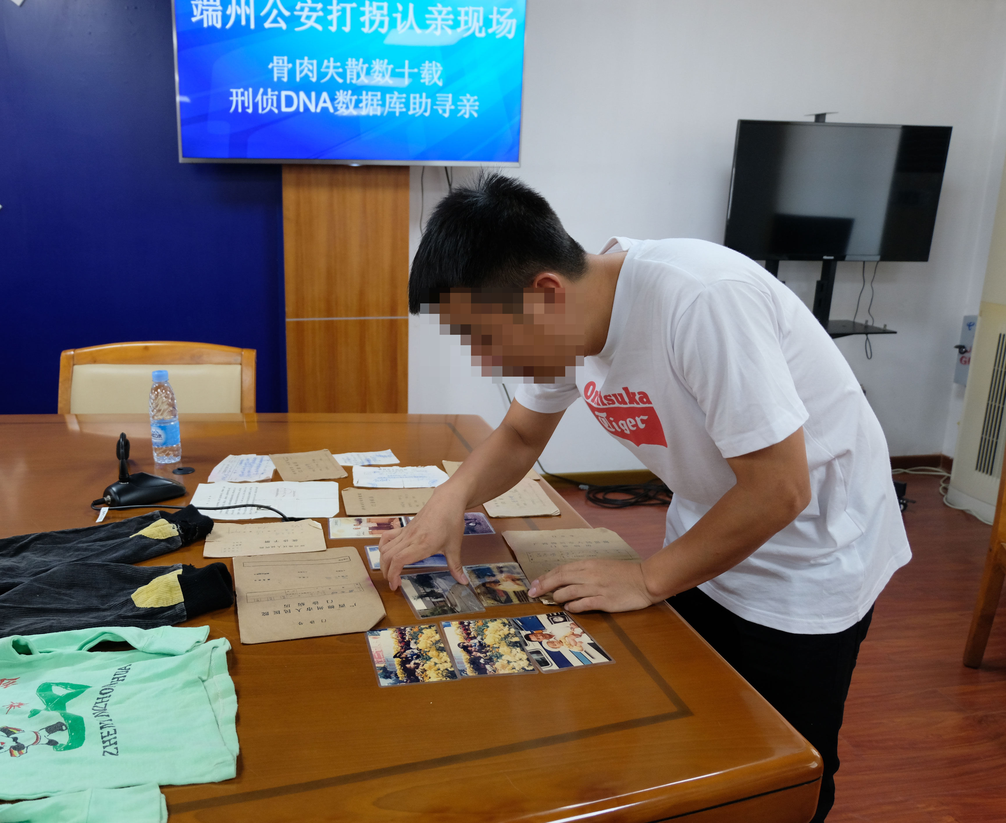 肇庆|人贩子以零食为饵将4岁童拐走，29年后一家人终相认