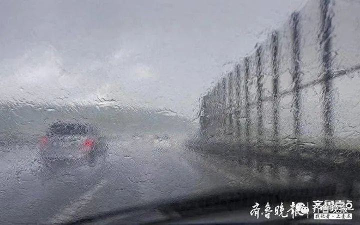 冲跑|地铁停运,海水浴场、崂山景区全线关闭!青岛这场暴雨,小区大门都被冲跑了