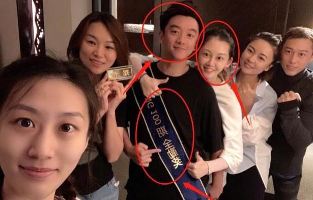  奔跑|《奔跑吧》100期回忆，郑恺获得全勤奖，看清配图后粉丝酸了