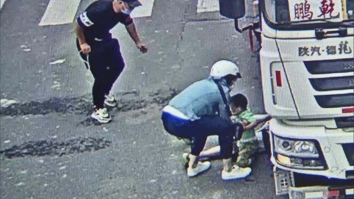  祖孙二人|搅拌车把祖孙二人卷入车底！关键时刻钻进去救人的上海爷叔找到了