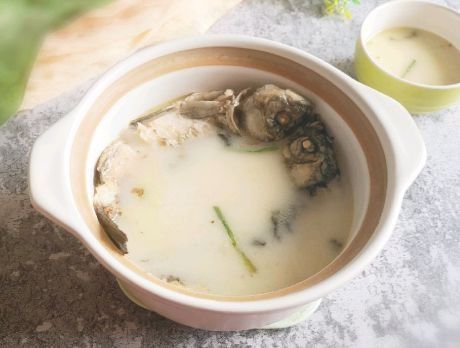 汤汁|炖鲫鱼汤时,用热水还是冷水做对了,鱼肉嫩滑,汤汁香浓发白