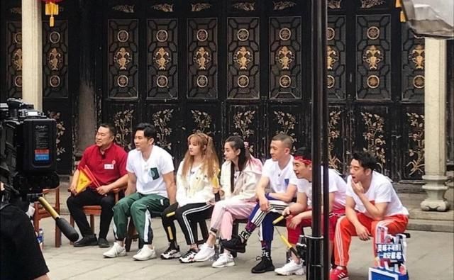  坐姿|Baby宋雨琦同框，看清两人的坐姿，少女和女汉子的差距一目了然