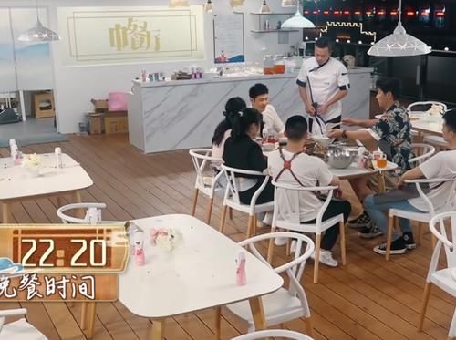  赵丽颖|黄晓明偷偷给赵丽颖夹鸡腿，谁注意颖宝当下反应？难怪冯绍峰不疑心