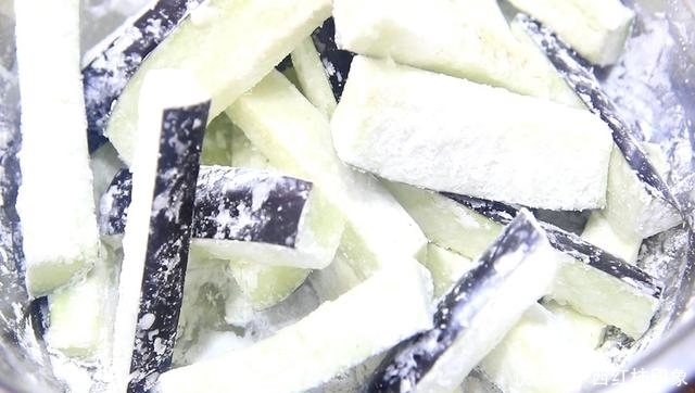  切成|大厨教你茄子新吃法，特别好吃下饭快，食材简单、一顿两根不够吃