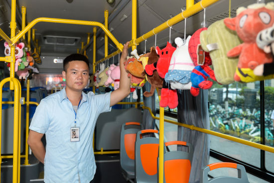  环境|95后司机将公交车变成玩偶世界：为营造温馨乘车环境，他把和女友“抓”的玩偶挂满一车