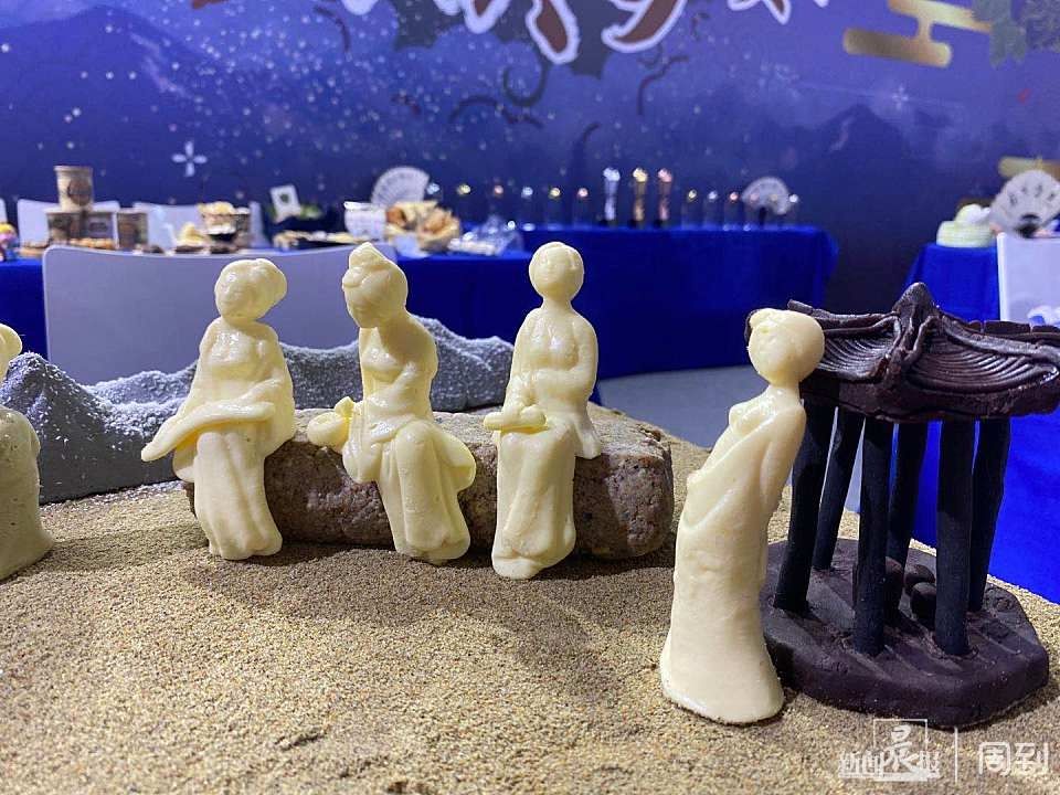  宠展|专为宠物做烘焙！月饼、慕斯、点心看完馋哭了……还有能吃的“房子”| 跟周到君逛亚宠展⑤
