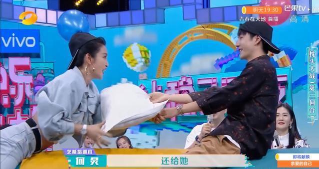 王一博|王一博枕头大战carry全场,酷盖男孩也有温柔?网友:弟弟太苏了