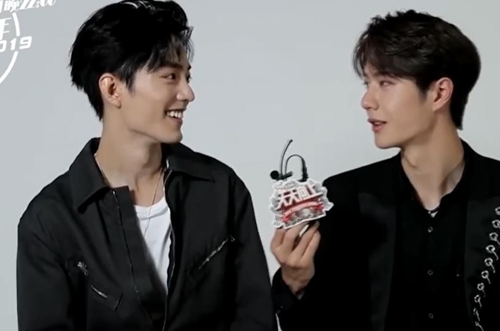  狂秀|张艺兴王嘉尔当众狂秀礼物！王一博委屈巴巴：除了肖战什么都没有