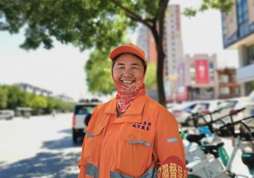 淌水|淌水背中学生过马路的环卫工人——梁小香:“碰上了,能帮一定要帮!”