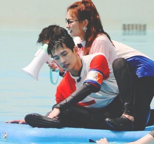  杨洋|《哥哥》路透曝光，杨洋身材好，我却被带青蛙头套的黄明昊圈粉