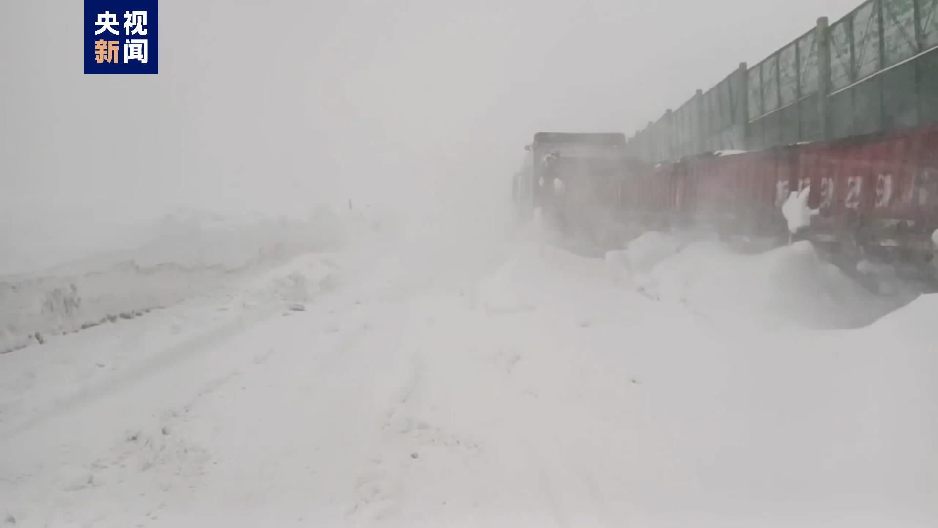 受强沙尘和强降雪天气影响 新疆多地道路阻断