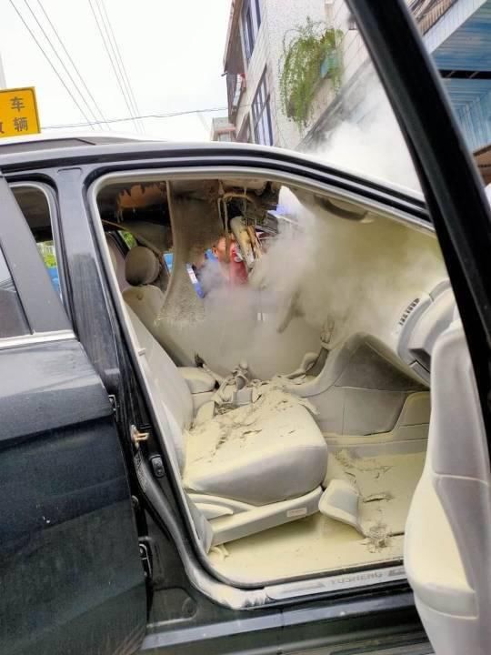  联手|路遇小车起火，两位公交车长联手营救！