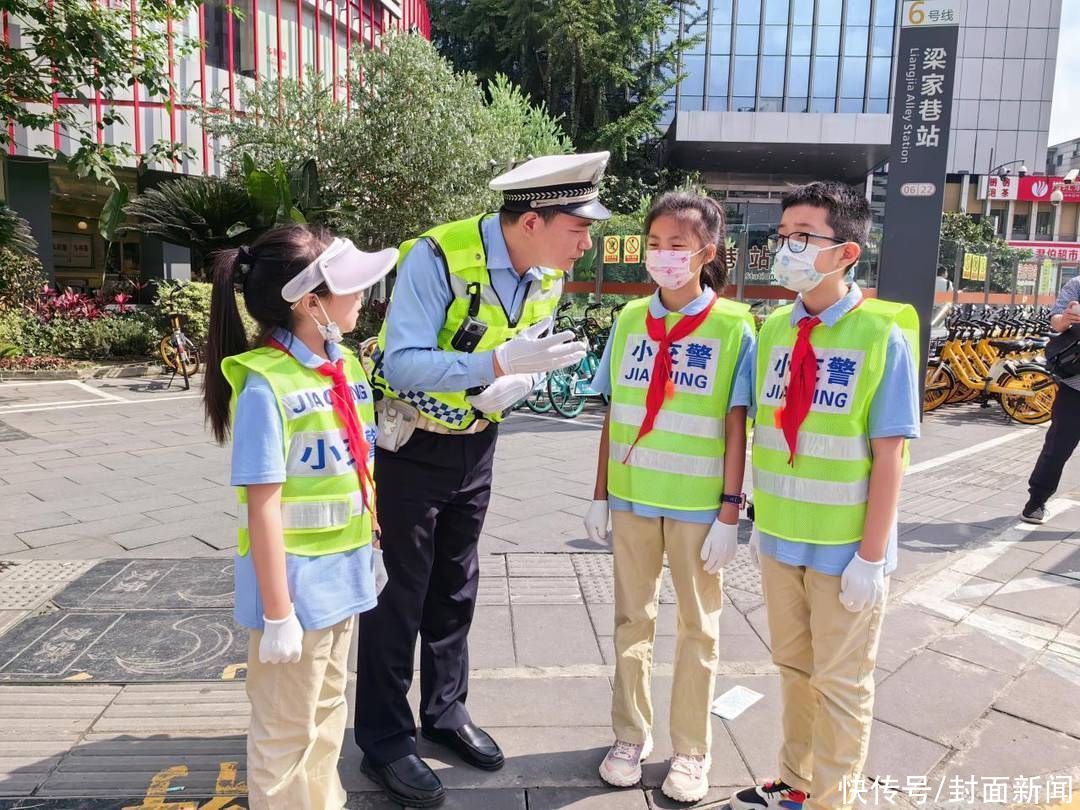 “小交警”走上街头 开展文明交通劝导