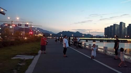  破损|破损窨井盖，哪个单位的？隐患很大，赶紧来处理！