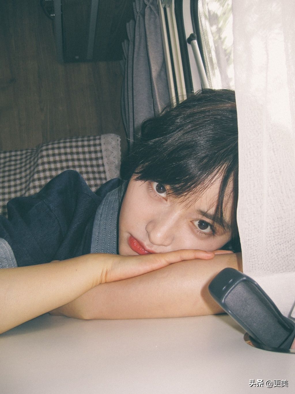  景甜|景甜笑看资源咖断层降级，这脸也吸金？