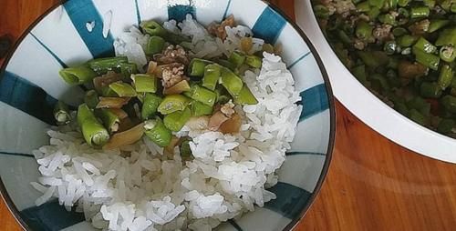  切成|秋季一定要吃的下饭菜，健胃助消化，和肉一炒，孩子多吃一碗饭