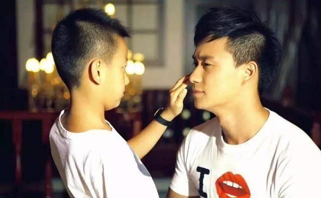  爸爸|4岁女孩和爸爸走失，民警询问父亲名字，女娃的回答让民警笑翻