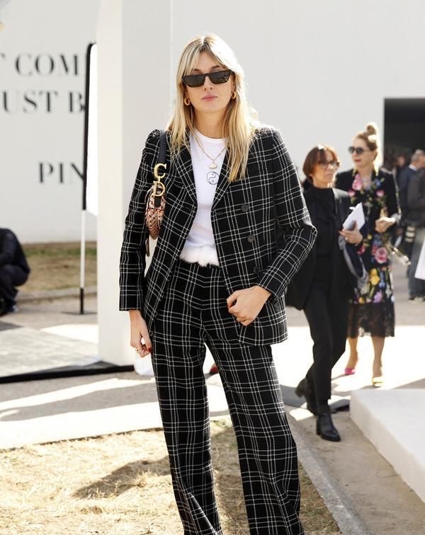 高级有质感|还在背水桶包吗？今年流行的可是“腋下包”，谁背谁好看