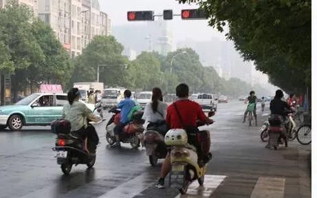  离开|【关注】街头这种电动车你怕不怕？请你赶快离开商城！