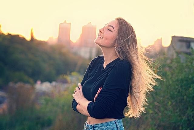  当我们爱上|喜欢一个人会上瘾，真正爱你的人，会真情流露出三种痕迹