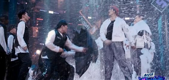  删减|王一博战队水舞台险胜，钟汉良删减技巧动作，导演忽略安全因素