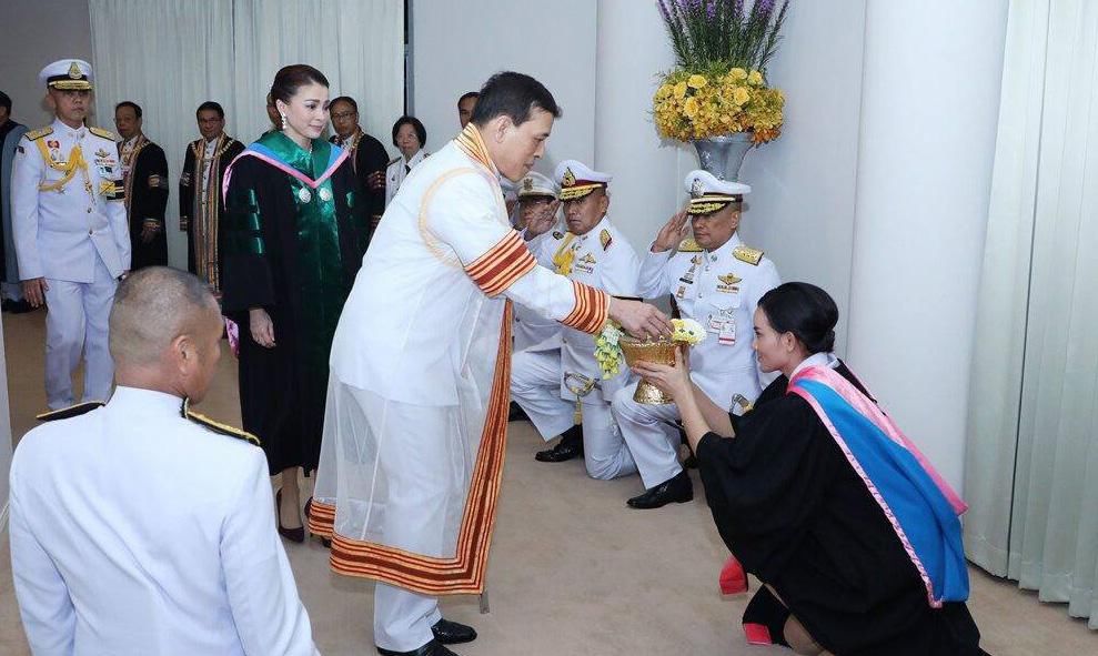 泰国|泰国国王有福气，王后和贵妃不再争风吃醋，齐心协力辅助他