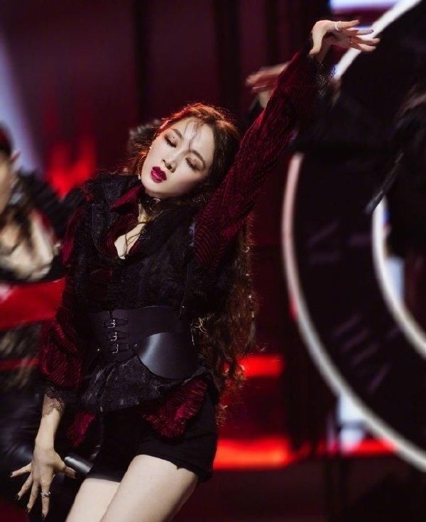  淘汰|姐姐三公舞台：孟佳solo倒数第一，最终淘汰王霏霏大哭