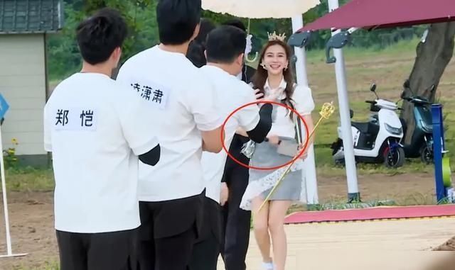  跑男|杨颖的新手机壳火了，看清它背后的图案后，原来你是这样的baby